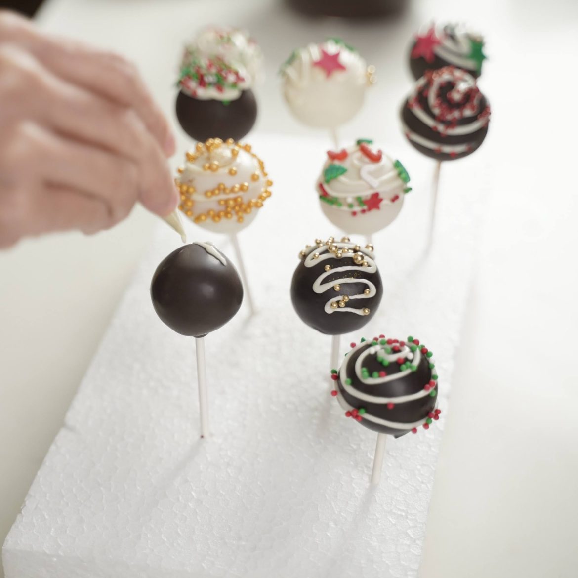 ขั้นตอนการทำ Christmas Cake Pop นมข้นจืด ตรานกเหยี่ยว ฟอลคอน