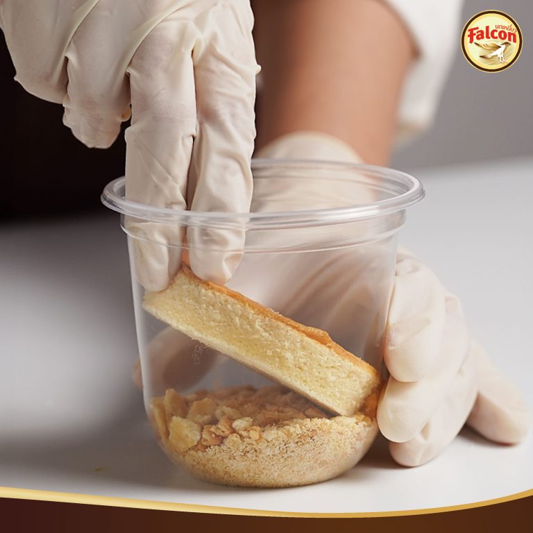 เมนูคัพเค้กพุดดิ้งซอสชาไทย จากผลิตภัณฑ์นมข้นจืด ตรานกเหยี่ยว ฟอลคอน และ ข้นหวาน ตรานกเหยี่ยว ฟอลคอน (ฟอลคอนถุงบีบ)