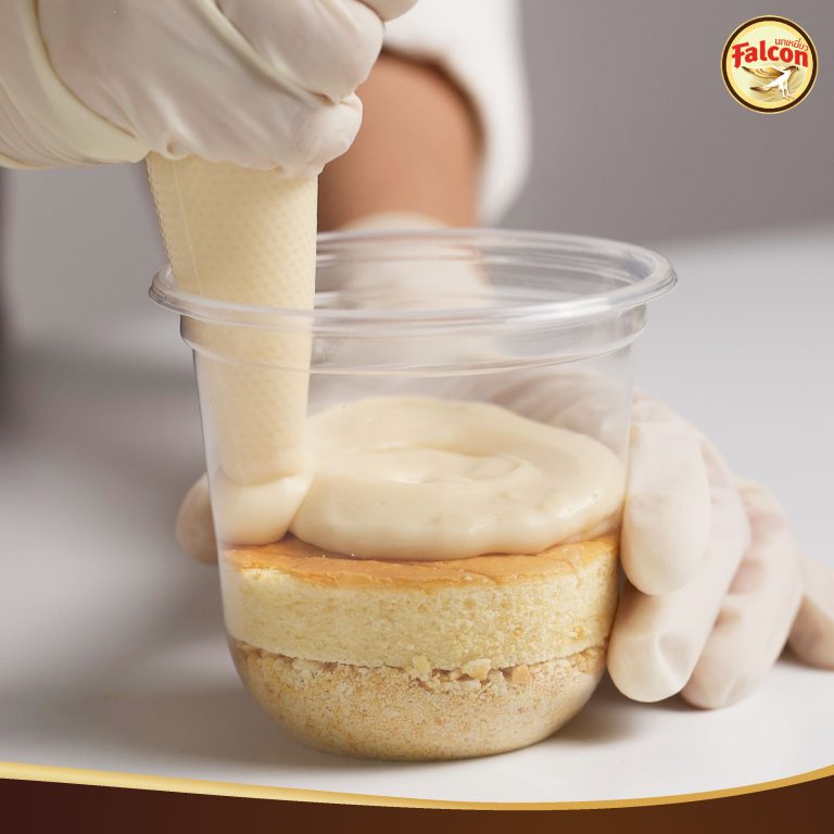 เมนูคัพเค้กพุดดิ้งซอสชาไทย จากผลิตภัณฑ์นมข้นจืด ตรานกเหยี่ยว ฟอลคอน และ ข้นหวาน ตรานกเหยี่ยว ฟอลคอน (ฟอลคอนถุงบีบ)