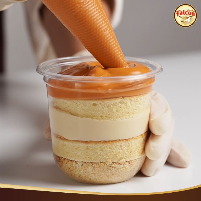 เมนูคัพเค้กพุดดิ้งซอสชาไทย จากผลิตภัณฑ์นมข้นจืด ตรานกเหยี่ยว ฟอลคอน และ ข้นหวาน ตรานกเหยี่ยว ฟอลคอน (ฟอลคอนถุงบีบ)