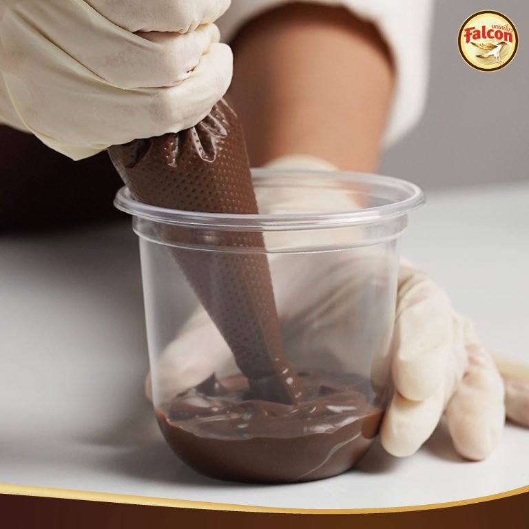 เมนูคัพเค้กช็อกโกแลตกล้วยหอม จากผลิตภัณฑ์นมข้นจืด ตรานกเหยี่ยว ฟอลคอน และ ข้นหวาน ตรานกเหยี่ยว ฟอลคอน (ฟอลคอนถุงบีบ)