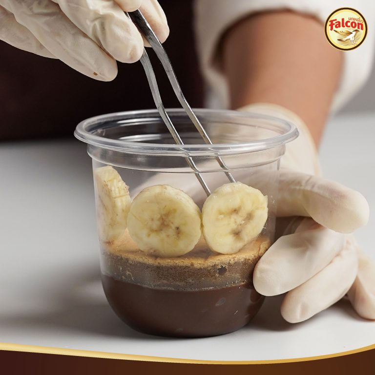 เมนูคัพเค้กช็อกโกแลตกล้วยหอม จากผลิตภัณฑ์นมข้นจืด ตรานกเหยี่ยว ฟอลคอน และ ข้นหวาน ตรานกเหยี่ยว ฟอลคอน (ฟอลคอนถุงบีบ)