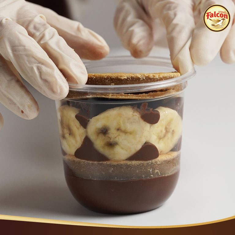 เมนูคัพเค้กช็อกโกแลตกล้วยหอม จากผลิตภัณฑ์นมข้นจืด ตรานกเหยี่ยว ฟอลคอน และ ข้นหวาน ตรานกเหยี่ยว ฟอลคอน (ฟอลคอนถุงบีบ)