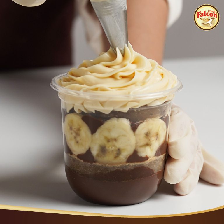เมนูคัพเค้กช็อกโกแลตกล้วยหอม จากผลิตภัณฑ์นมข้นจืด ตรานกเหยี่ยว ฟอลคอน และ ข้นหวาน ตรานกเหยี่ยว ฟอลคอน (ฟอลคอนถุงบีบ)