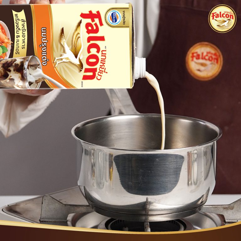 เมนูคัพเค้กพุดดิ้งซอสชาไทย จากผลิตภัณฑ์นมข้นจืด ตรานกเหยี่ยว ฟอลคอน และ ข้นหวาน ตรานกเหยี่ยว ฟอลคอน (ฟอลคอนถุงบีบ)