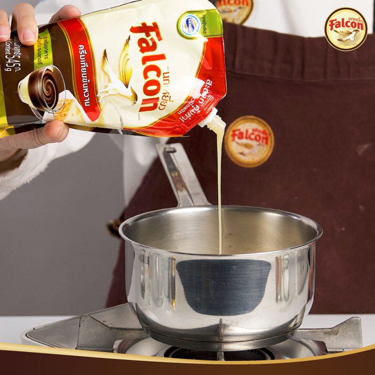 เมนูคัพเค้กพุดดิ้งซอสชาไทย จากผลิตภัณฑ์นมข้นจืด ตรานกเหยี่ยว ฟอลคอน และ ข้นหวาน ตรานกเหยี่ยว ฟอลคอน (ฟอลคอนถุงบีบ)