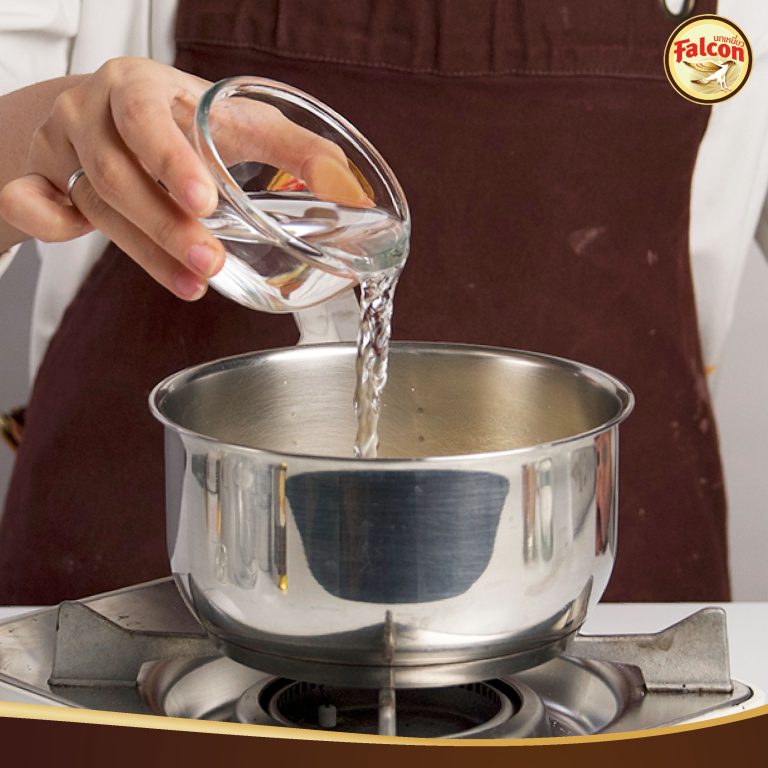 เมนูคัพเค้กพุดดิ้งซอสชาไทย จากผลิตภัณฑ์นมข้นจืด ตรานกเหยี่ยว ฟอลคอน และ ข้นหวาน ตรานกเหยี่ยว ฟอลคอน (ฟอลคอนถุงบีบ)