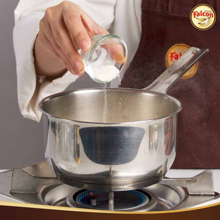 เมนูคัพเค้กพุดดิ้งซอสชาไทย จากผลิตภัณฑ์นมข้นจืด ตรานกเหยี่ยว ฟอลคอน และ ข้นหวาน ตรานกเหยี่ยว ฟอลคอน (ฟอลคอนถุงบีบ)