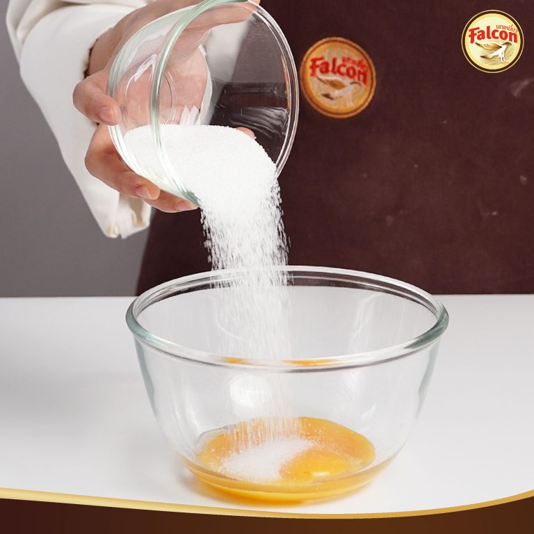 เค้กชิฟฟ่อนสำหรับเมนูคัพเค้กพุดดิ้งซอสชาไทยและเมนูคัพเค้กส้มครัมเบิ้ล จากผลิตภัณฑ์นมข้นจืด ตรานกเหยี่ยว ฟอลคอน และ ข้นหวาน ตรานกเหยี่ยว ฟอลคอน (ฟอลคอนถุงบีบ)