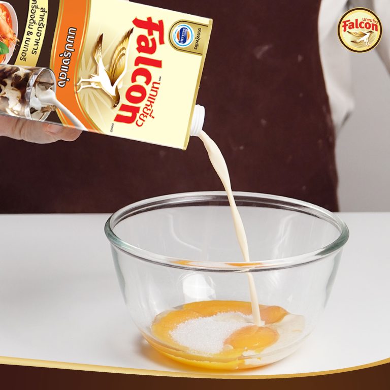 เค้กชิฟฟ่อนสำหรับเมนูคัพเค้กพุดดิ้งซอสชาไทยและเมนูคัพเค้กส้มครัมเบิ้ล จากผลิตภัณฑ์นมข้นจืด ตรานกเหยี่ยว ฟอลคอน และ ข้นหวาน ตรานกเหยี่ยว ฟอลคอน (ฟอลคอนถุงบีบ)