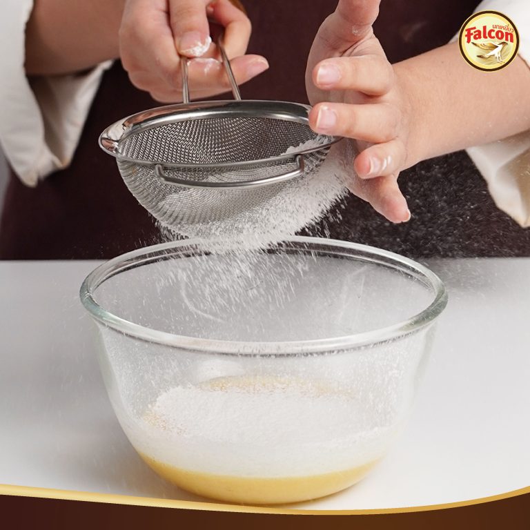 เค้กชิฟฟ่อนสำหรับเมนูคัพเค้กพุดดิ้งซอสชาไทยและเมนูคัพเค้กส้มครัมเบิ้ล จากผลิตภัณฑ์นมข้นจืด ตรานกเหยี่ยว ฟอลคอน และ ข้นหวาน ตรานกเหยี่ยว ฟอลคอน (ฟอลคอนถุงบีบ)