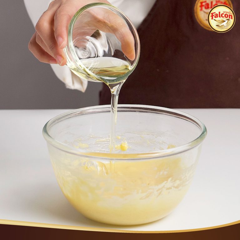 เค้กชิฟฟ่อนสำหรับเมนูคัพเค้กพุดดิ้งซอสชาไทยและเมนูคัพเค้กส้มครัมเบิ้ล จากผลิตภัณฑ์นมข้นจืด ตรานกเหยี่ยว ฟอลคอน และ ข้นหวาน ตรานกเหยี่ยว ฟอลคอน (ฟอลคอนถุงบีบ)