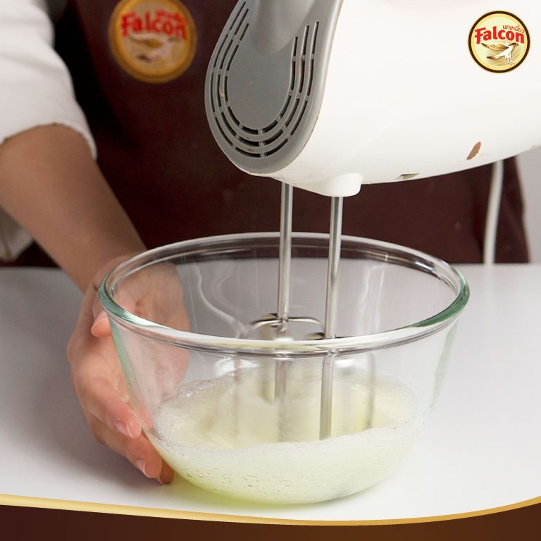 เค้กชิฟฟ่อนสำหรับเมนูคัพเค้กพุดดิ้งซอสชาไทยและเมนูคัพเค้กส้มครัมเบิ้ล จากผลิตภัณฑ์นมข้นจืด ตรานกเหยี่ยว ฟอลคอน และ ข้นหวาน ตรานกเหยี่ยว ฟอลคอน (ฟอลคอนถุงบีบ)