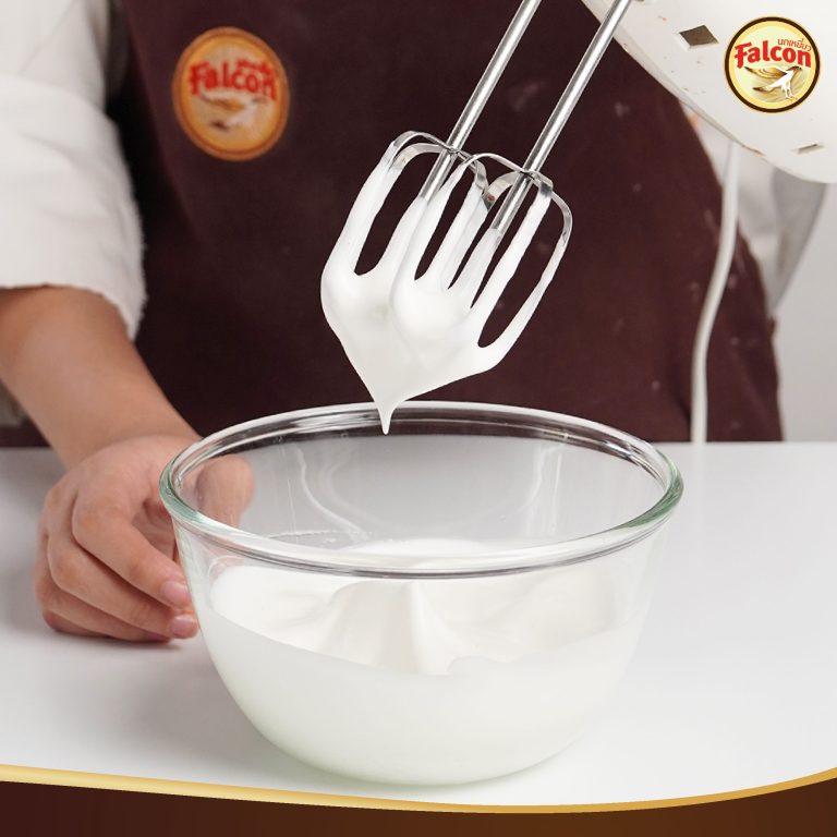 เค้กชิฟฟ่อนสำหรับเมนูคัพเค้กพุดดิ้งซอสชาไทยและเมนูคัพเค้กส้มครัมเบิ้ล จากผลิตภัณฑ์นมข้นจืด ตรานกเหยี่ยว ฟอลคอน และ ข้นหวาน ตรานกเหยี่ยว ฟอลคอน (ฟอลคอนถุงบีบ)