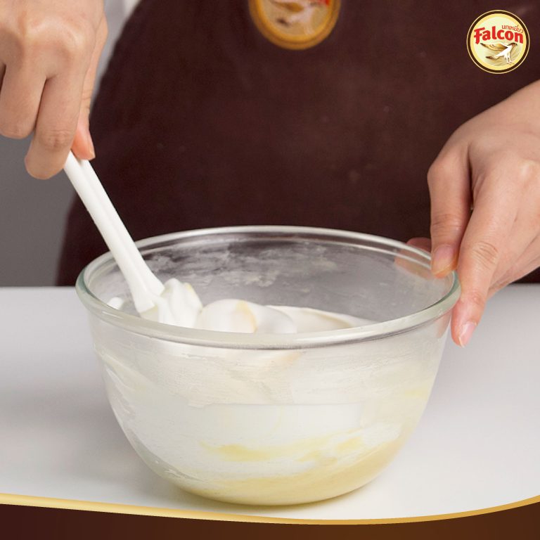 เค้กชิฟฟ่อนสำหรับเมนูคัพเค้กพุดดิ้งซอสชาไทยและเมนูคัพเค้กส้มครัมเบิ้ล จากผลิตภัณฑ์นมข้นจืด ตรานกเหยี่ยว ฟอลคอน และ ข้นหวาน ตรานกเหยี่ยว ฟอลคอน (ฟอลคอนถุงบีบ)