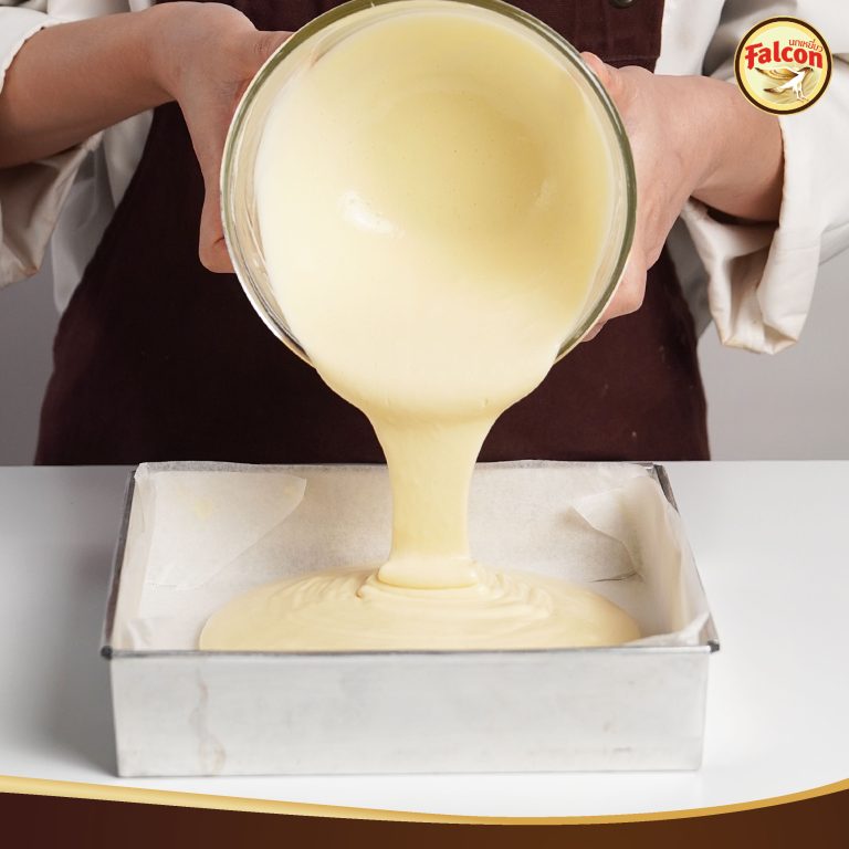 เค้กชิฟฟ่อนสำหรับเมนูคัพเค้กพุดดิ้งซอสชาไทยและเมนูคัพเค้กส้มครัมเบิ้ล จากผลิตภัณฑ์นมข้นจืด ตรานกเหยี่ยว ฟอลคอน และ ข้นหวาน ตรานกเหยี่ยว ฟอลคอน (ฟอลคอนถุงบีบ)