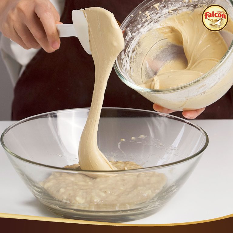 เมนูคัพเค้กช็อกโกแลตกล้วยหอม จากผลิตภัณฑ์นมข้นจืด ตรานกเหยี่ยว ฟอลคอน และ ข้นหวาน ตรานกเหยี่ยว ฟอลคอน (ฟอลคอนถุงบีบ)