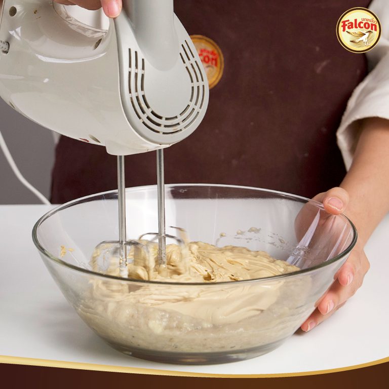 เมนูคัพเค้กช็อกโกแลตกล้วยหอม จากผลิตภัณฑ์นมข้นจืด ตรานกเหยี่ยว ฟอลคอน และ ข้นหวาน ตรานกเหยี่ยว ฟอลคอน (ฟอลคอนถุงบีบ)