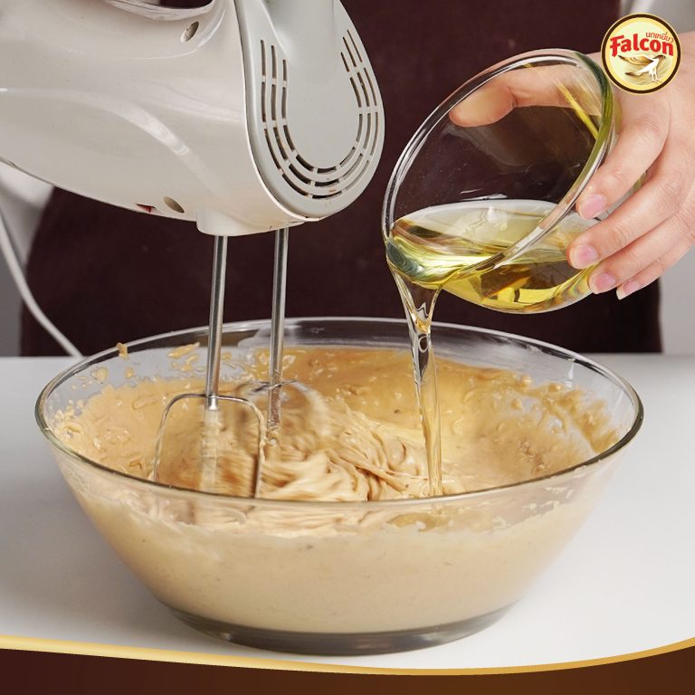 เมนูคัพเค้กช็อกโกแลตกล้วยหอม จากผลิตภัณฑ์นมข้นจืด ตรานกเหยี่ยว ฟอลคอน และ ข้นหวาน ตรานกเหยี่ยว ฟอลคอน (ฟอลคอนถุงบีบ)