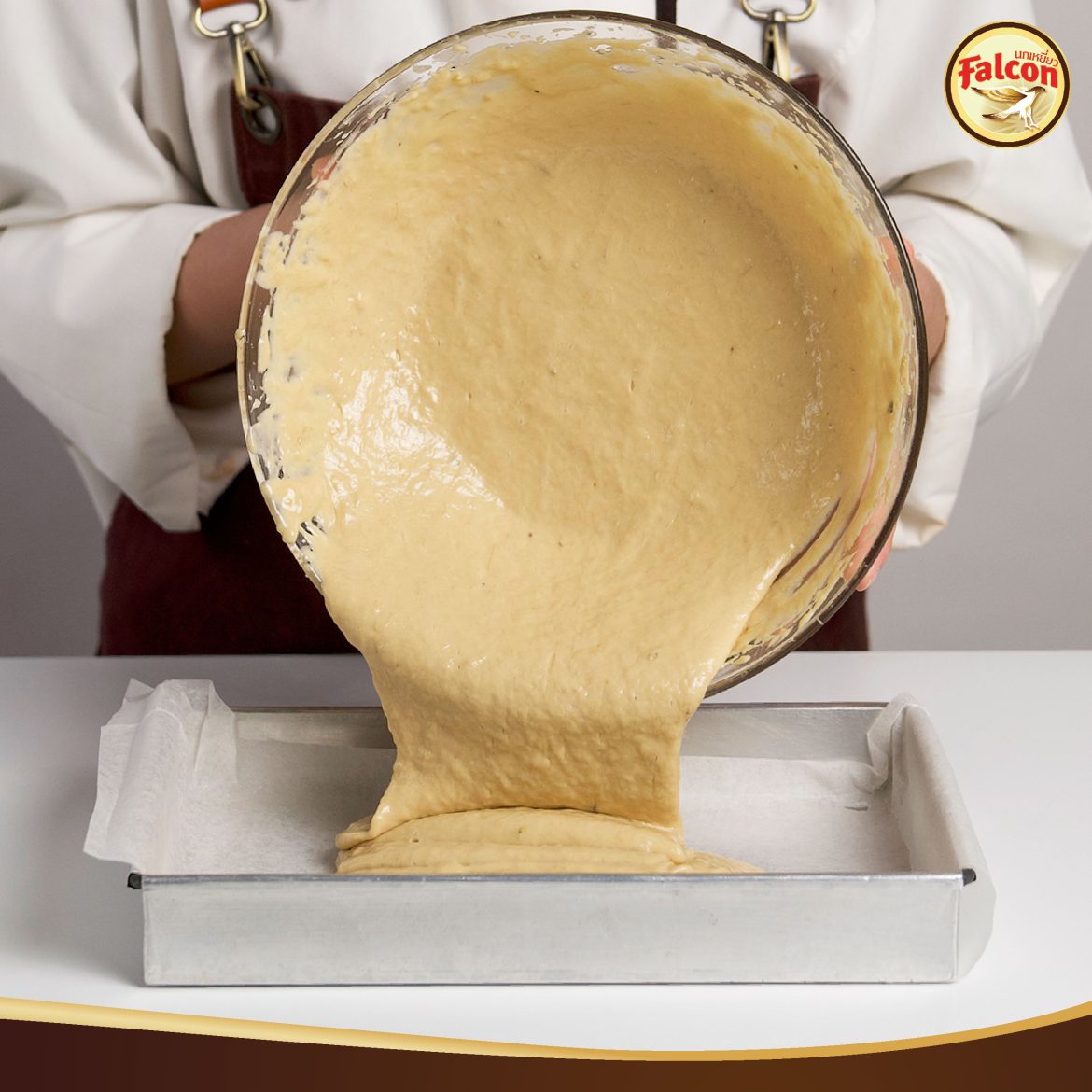 เมนูคัพเค้กช็อกโกแลตกล้วยหอม จากผลิตภัณฑ์นมข้นจืด ตรานกเหยี่ยว ฟอลคอน และ ข้นหวาน ตรานกเหยี่ยว ฟอลคอน (ฟอลคอนถุงบีบ)