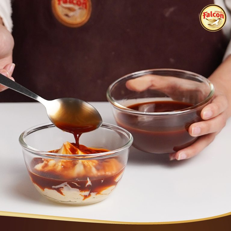 เมนูคัพเค้กพุดดิ้งซอสชาไทย จากผลิตภัณฑ์นมข้นจืด ตรานกเหยี่ยว ฟอลคอน และ ข้นหวาน ตรานกเหยี่ยว ฟอลคอน (ฟอลคอนถุงบีบ)