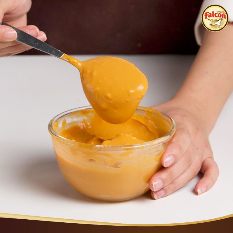 เมนูคัพเค้กพุดดิ้งซอสชาไทย จากผลิตภัณฑ์นมข้นจืด ตรานกเหยี่ยว ฟอลคอน และ ข้นหวาน ตรานกเหยี่ยว ฟอลคอน (ฟอลคอนถุงบีบ)