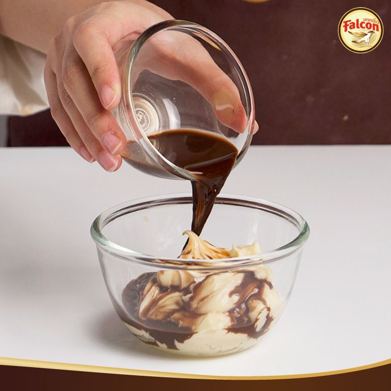 เมนูคัพเค้กช็อกโกแลตกล้วยหอม จากผลิตภัณฑ์นมข้นจืด ตรานกเหยี่ยว ฟอลคอน และ ข้นหวาน ตรานกเหยี่ยว ฟอลคอน (ฟอลคอนถุงบีบ)