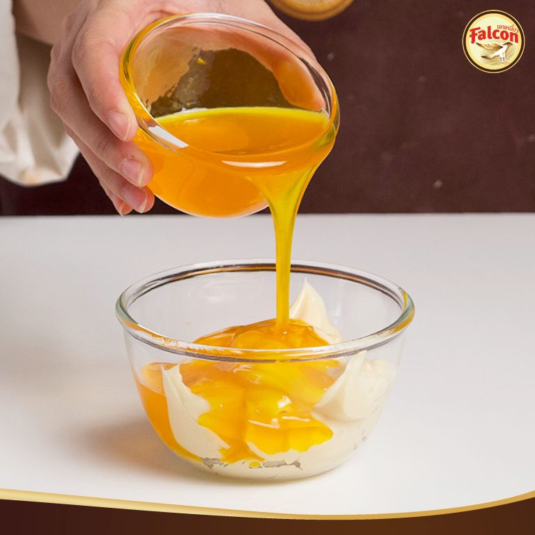 เมนูคัพเค้กพุดดิ้งซอสชาไทย จากผลิตภัณฑ์นมข้นจืด ตรานกเหยี่ยว ฟอลคอน และ ข้นหวาน ตรานกเหยี่ยว ฟอลคอน (ฟอลคอนถุงบีบ)