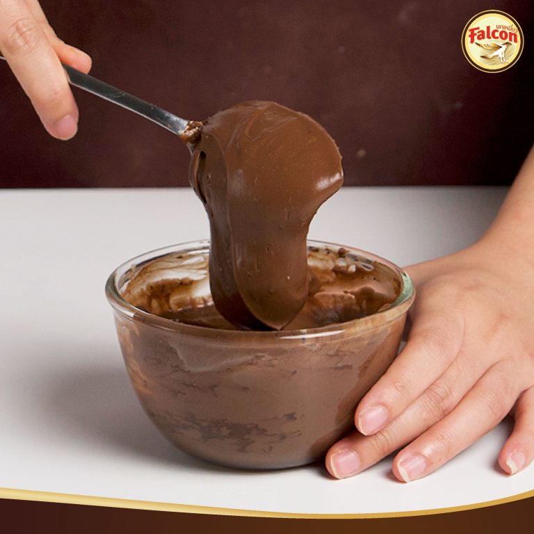 เมนูคัพเค้กช็อกโกแลตกล้วยหอม จากผลิตภัณฑ์นมข้นจืด ตรานกเหยี่ยว ฟอลคอน และ ข้นหวาน ตรานกเหยี่ยว ฟอลคอน (ฟอลคอนถุงบีบ)