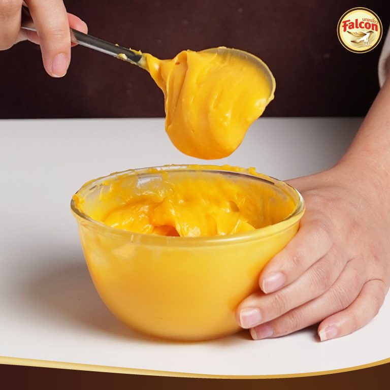 เมนูคัพเค้กพุดดิ้งซอสชาไทย จากผลิตภัณฑ์นมข้นจืด ตรานกเหยี่ยว ฟอลคอน และ ข้นหวาน ตรานกเหยี่ยว ฟอลคอน (ฟอลคอนถุงบีบ)