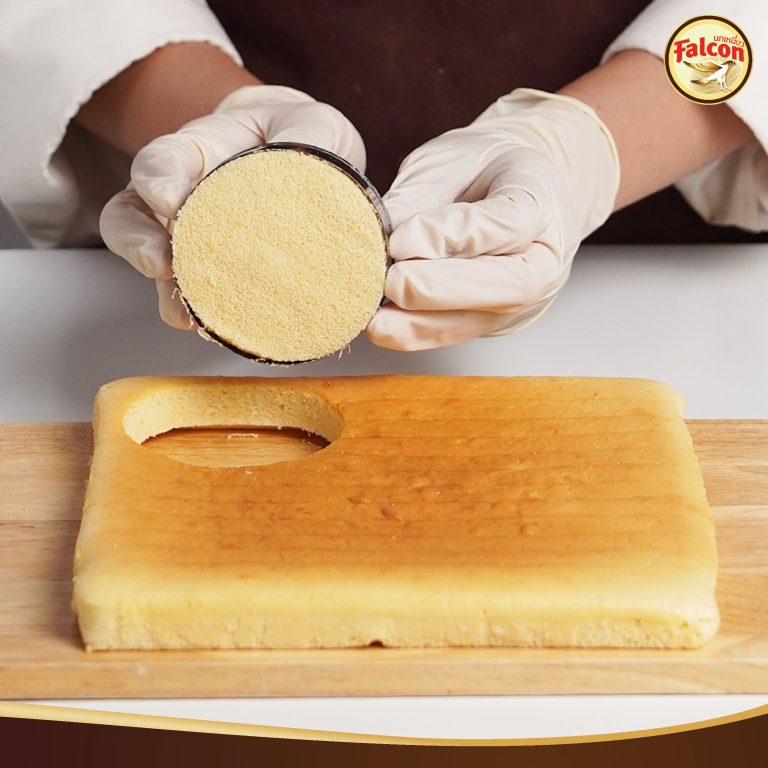 เค้กชิฟฟ่อนสำหรับเมนูคัพเค้กพุดดิ้งซอสชาไทยและเมนูคัพเค้กส้มครัมเบิ้ล จากผลิตภัณฑ์นมข้นจืด ตรานกเหยี่ยว ฟอลคอน และ ข้นหวาน ตรานกเหยี่ยว ฟอลคอน (ฟอลคอนถุงบีบ)