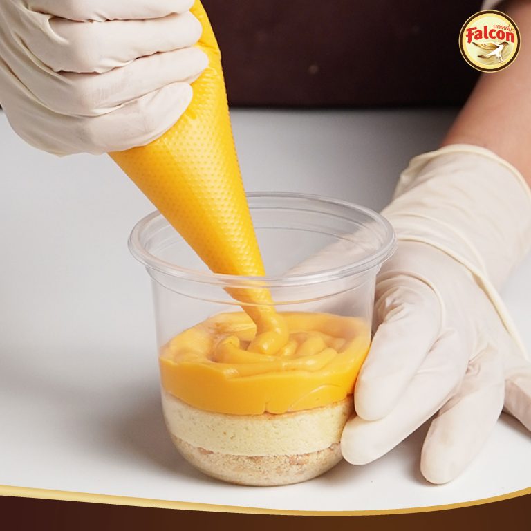 เมนูคัพเค้กพุดดิ้งซอสชาไทย จากผลิตภัณฑ์นมข้นจืด ตรานกเหยี่ยว ฟอลคอน และ ข้นหวาน ตรานกเหยี่ยว ฟอลคอน (ฟอลคอนถุงบีบ)