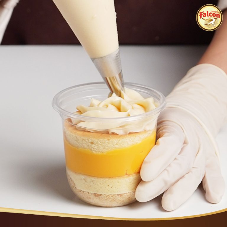 เมนูคัพเค้กพุดดิ้งซอสชาไทย จากผลิตภัณฑ์นมข้นจืด ตรานกเหยี่ยว ฟอลคอน และ ข้นหวาน ตรานกเหยี่ยว ฟอลคอน (ฟอลคอนถุงบีบ)