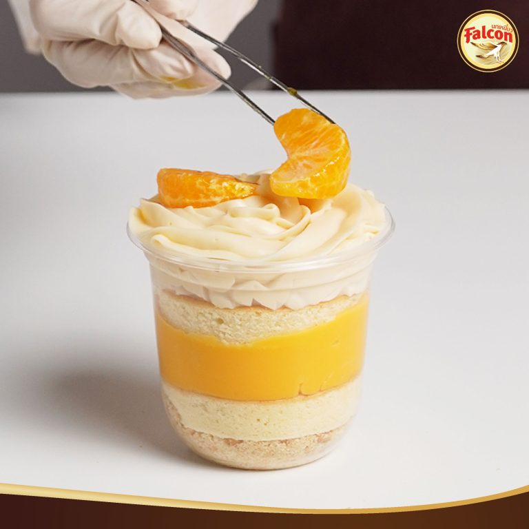 เมนูคัพเค้กพุดดิ้งซอสชาไทย จากผลิตภัณฑ์นมข้นจืด ตรานกเหยี่ยว ฟอลคอน และ ข้นหวาน ตรานกเหยี่ยว ฟอลคอน (ฟอลคอนถุงบีบ)