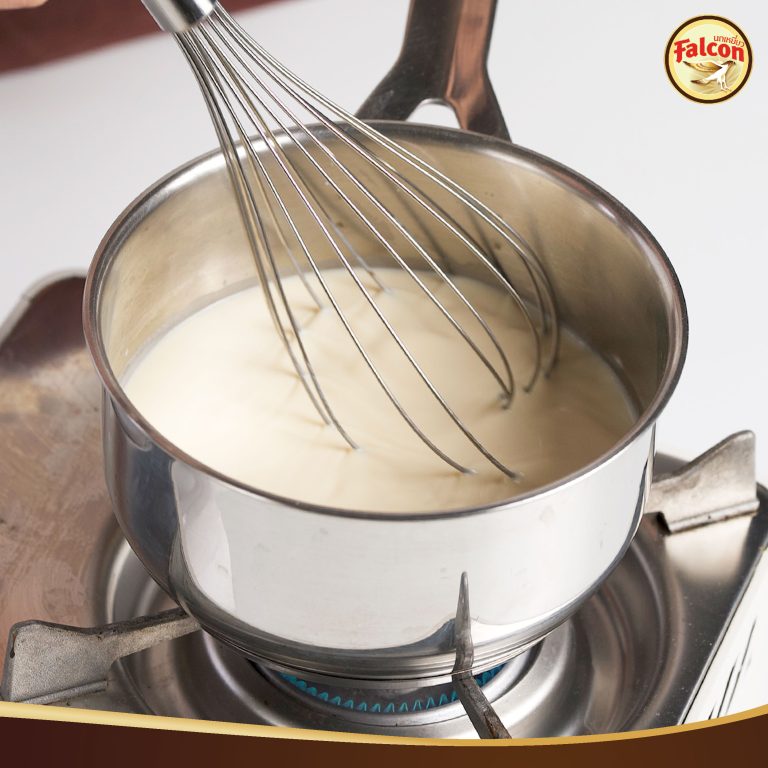 เมนูคัพเค้กพุดดิ้งซอสชาไทย จากผลิตภัณฑ์นมข้นจืด ตรานกเหยี่ยว ฟอลคอน และ ข้นหวาน ตรานกเหยี่ยว ฟอลคอน (ฟอลคอนถุงบีบ)