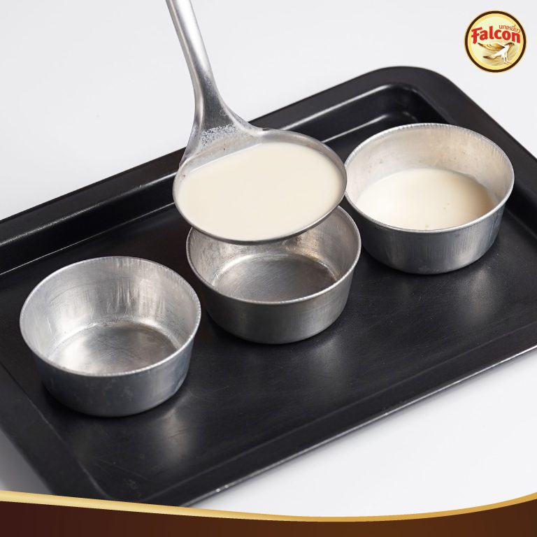 เมนูคัพเค้กพุดดิ้งซอสชาไทย จากผลิตภัณฑ์นมข้นจืด ตรานกเหยี่ยว ฟอลคอน และ ข้นหวาน ตรานกเหยี่ยว ฟอลคอน (ฟอลคอนถุงบีบ)