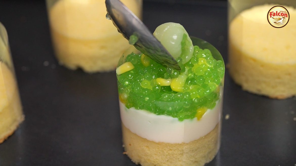 หน้าสาคูเปียกลำไย จากผลิตภัณฑ์นมข้นจืด ตรานกเหยี่ยว ฟอลคอน และ ข้นหวาน ตรานกเหยี่ยว ฟอลคอน (ฟอลคอนถุงบีบ)