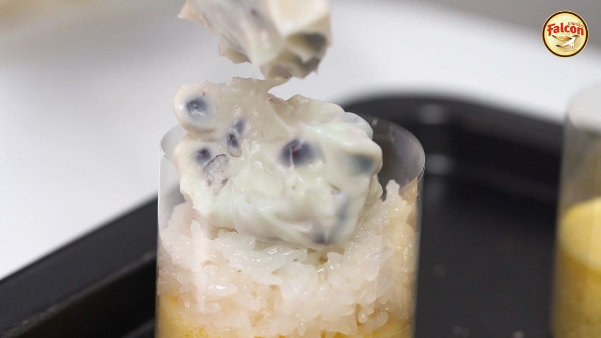 หน้าลูกตาลนมสดมะพร้าวอ่อน จากผลิตภัณฑ์นมข้นจืด ตรานกเหยี่ยว ฟอลคอน และ ข้นหวาน ตรานกเหยี่ยว ฟอลคอน (ฟอลคอนถุงบีบ)