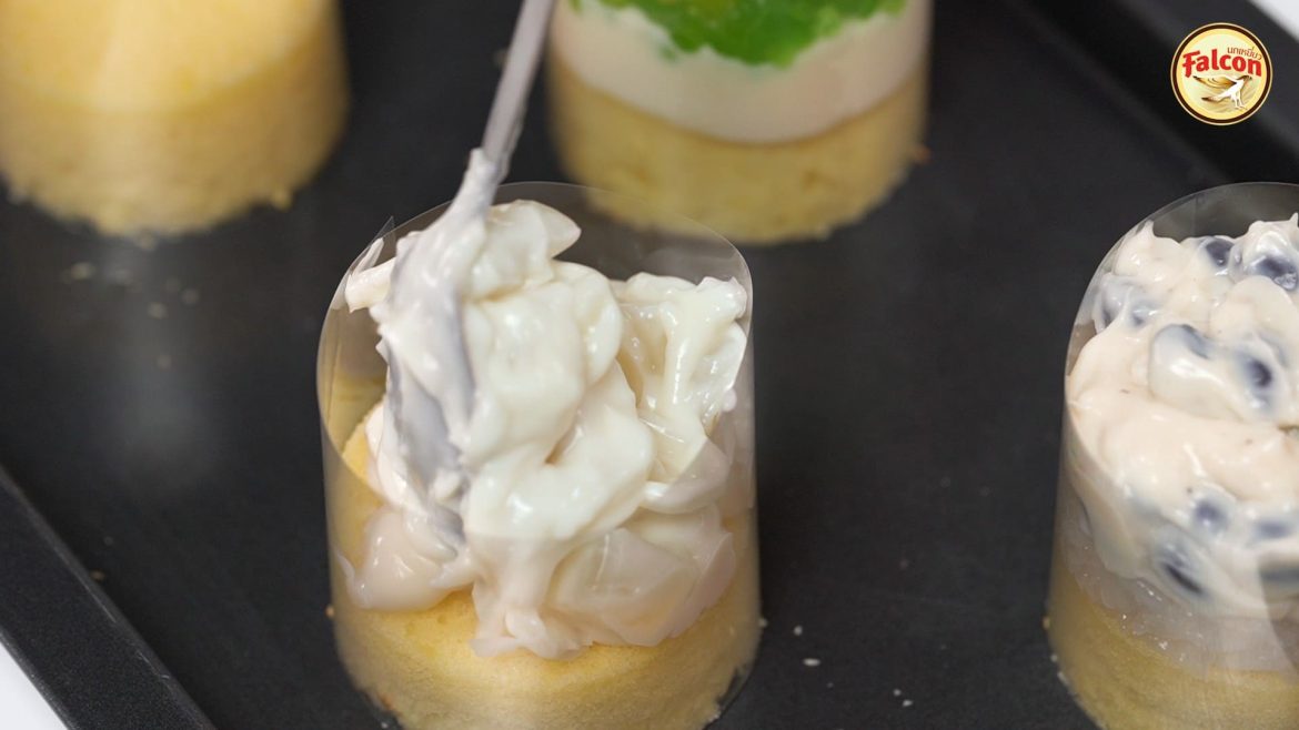 ขั้นตอนการทำหน้าลูกตาลนมสดมะพร้าวอ่อน จากผลิตภัณฑ์นมข้นจืด ตรานกเหยี่ยว ฟอลคอน และ ข้นหวาน ตรานกเหยี่ยว ฟอลคอน (ฟอลคอนถุงบีบ)