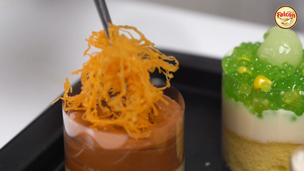 หน้าสังขยาชาไทย จากผลิตภัณฑ์นมข้นจืด ตรานกเหยี่ยว ฟอลคอน และ ข้นหวาน ตรานกเหยี่ยว ฟอลคอน (ฟอลคอนถุงบีบ)