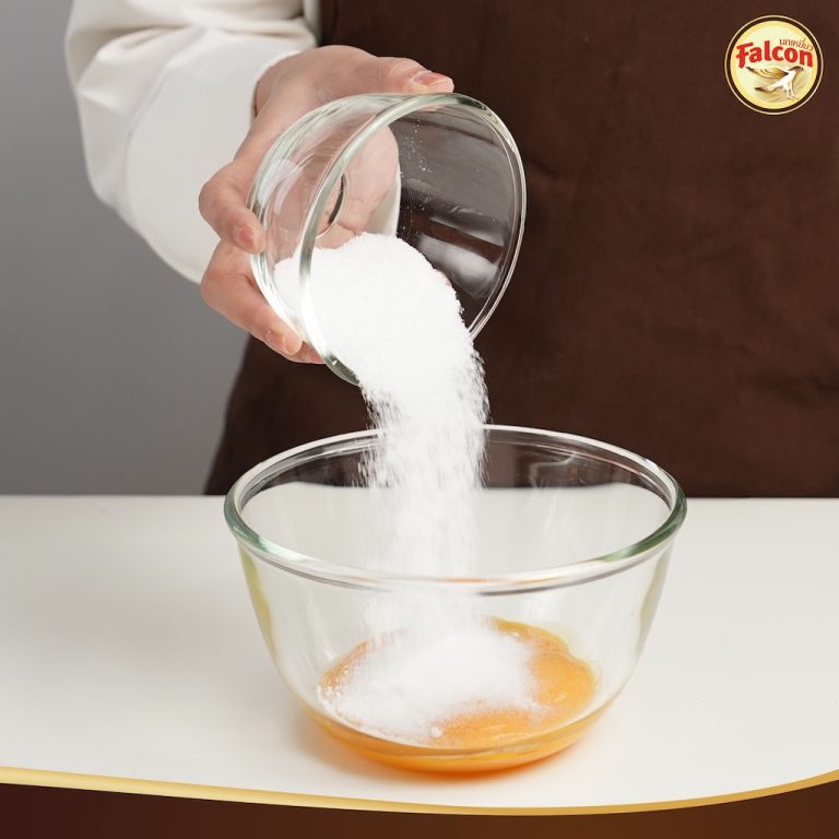 ขั้นตอนการทำSET BOX เค้กขายดี ต้อนรับช่วงเทศกาล จากผลิตภัณฑ์นมข้นจืด ตรานกเหยี่ยว ฟอลคอน และ ข้นหวาน ตรานกเหยี่ยว ฟอลคอน (ฟอลคอนถุงบีบ) และ นมสำหรับตีฟองและผสมเครื่องดื่ม ตรานกเหยี่ยว ฟอลคอน