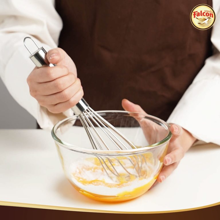 ขั้นตอนการทำSET BOX เค้กขายดี ต้อนรับช่วงเทศกาล จากผลิตภัณฑ์นมข้นจืด ตรานกเหยี่ยว ฟอลคอน และ ข้นหวาน ตรานกเหยี่ยว ฟอลคอน (ฟอลคอนถุงบีบ) และ นมสำหรับตีฟองและผสมเครื่องดื่ม ตรานกเหยี่ยว ฟอลคอน