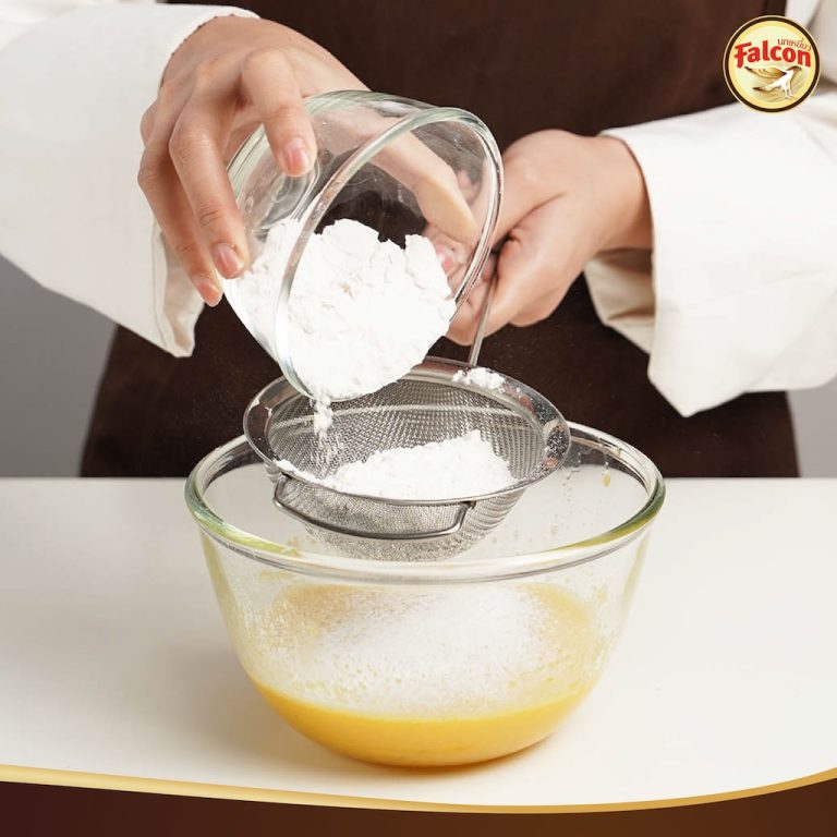 ขั้นตอนการทำSET BOX เค้กขายดี ต้อนรับช่วงเทศกาล จากผลิตภัณฑ์นมข้นจืด ตรานกเหยี่ยว ฟอลคอน และ ข้นหวาน ตรานกเหยี่ยว ฟอลคอน (ฟอลคอนถุงบีบ) และ นมสำหรับตีฟองและผสมเครื่องดื่ม ตรานกเหยี่ยว ฟอลคอน