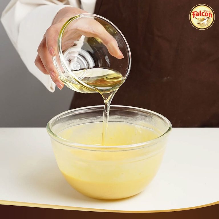 ขั้นตอนการทำSET BOX เค้กขายดี ต้อนรับช่วงเทศกาล จากผลิตภัณฑ์นมข้นจืด ตรานกเหยี่ยว ฟอลคอน และ ข้นหวาน ตรานกเหยี่ยว ฟอลคอน (ฟอลคอนถุงบีบ) และ นมสำหรับตีฟองและผสมเครื่องดื่ม ตรานกเหยี่ยว ฟอลคอน