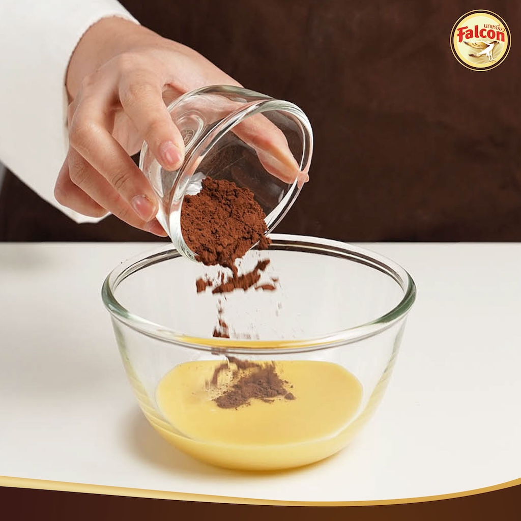 ขั้นตอนการทำSET BOX เค้กขายดี ต้อนรับช่วงเทศกาล จากผลิตภัณฑ์นมข้นจืด ตรานกเหยี่ยว ฟอลคอน และ ข้นหวาน ตรานกเหยี่ยว ฟอลคอน (ฟอลคอนถุงบีบ) และ นมสำหรับตีฟองและผสมเครื่องดื่ม ตรานกเหยี่ยว ฟอลคอน