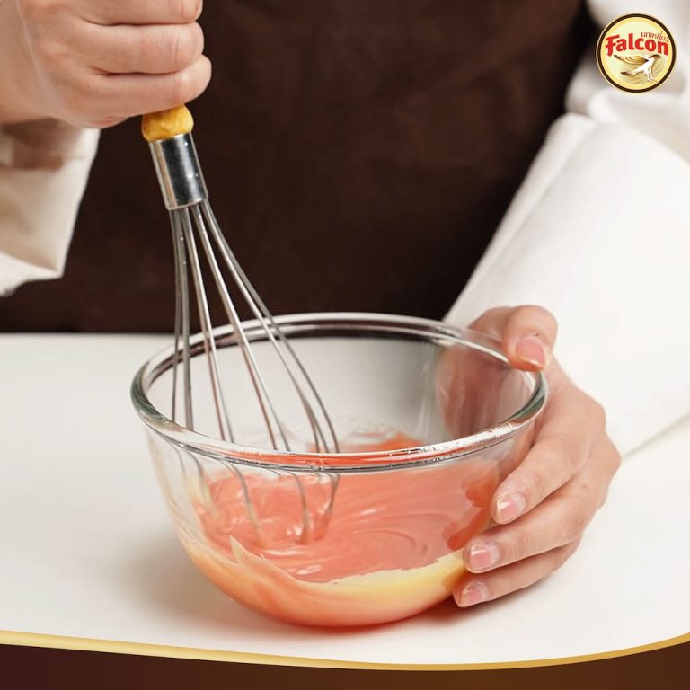 ขั้นตอนการทำSET BOX เค้กขายดี ต้อนรับช่วงเทศกาล จากผลิตภัณฑ์นมข้นจืด ตรานกเหยี่ยว ฟอลคอน และ ข้นหวาน ตรานกเหยี่ยว ฟอลคอน (ฟอลคอนถุงบีบ) และ นมสำหรับตีฟองและผสมเครื่องดื่ม ตรานกเหยี่ยว ฟอลคอน