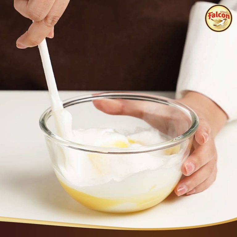 ขั้นตอนการทำSET BOX เค้กขายดี ต้อนรับช่วงเทศกาล จากผลิตภัณฑ์นมข้นจืด ตรานกเหยี่ยว ฟอลคอน และ ข้นหวาน ตรานกเหยี่ยว ฟอลคอน (ฟอลคอนถุงบีบ) และ นมสำหรับตีฟองและผสมเครื่องดื่ม ตรานกเหยี่ยว ฟอลคอน