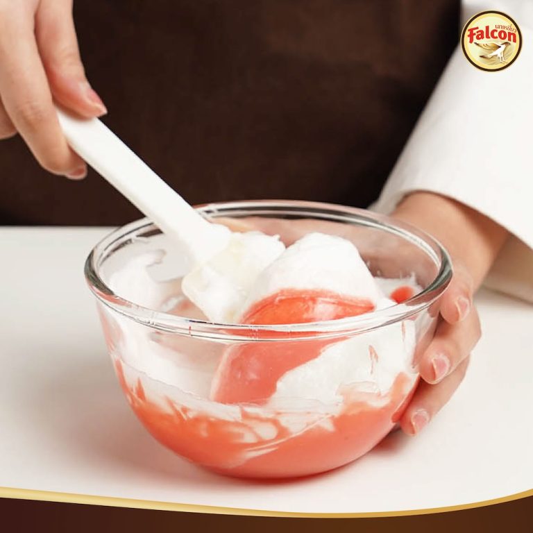 ขั้นตอนการทำSET BOX เค้กขายดี ต้อนรับช่วงเทศกาล จากผลิตภัณฑ์นมข้นจืด ตรานกเหยี่ยว ฟอลคอน และ ข้นหวาน ตรานกเหยี่ยว ฟอลคอน (ฟอลคอนถุงบีบ) และ นมสำหรับตีฟองและผสมเครื่องดื่ม ตรานกเหยี่ยว ฟอลคอน