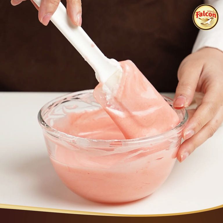 ขั้นตอนการทำSET BOX เค้กขายดี ต้อนรับช่วงเทศกาล จากผลิตภัณฑ์นมข้นจืด ตรานกเหยี่ยว ฟอลคอน และ ข้นหวาน ตรานกเหยี่ยว ฟอลคอน (ฟอลคอนถุงบีบ) และ นมสำหรับตีฟองและผสมเครื่องดื่ม ตรานกเหยี่ยว ฟอลคอน