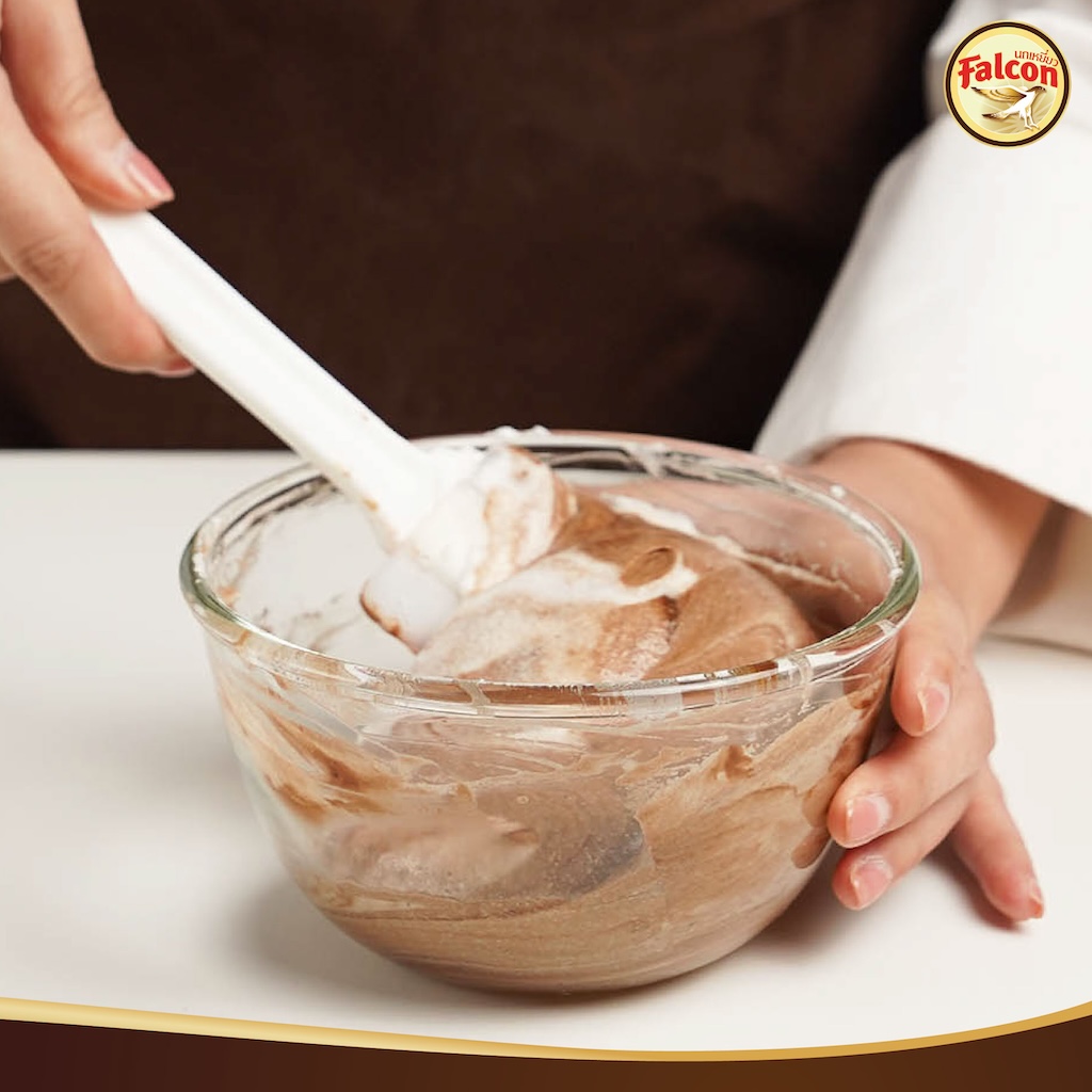 ขั้นตอนการทำSET BOX เค้กขายดี ต้อนรับช่วงเทศกาล จากผลิตภัณฑ์นมข้นจืด ตรานกเหยี่ยว ฟอลคอน และ ข้นหวาน ตรานกเหยี่ยว ฟอลคอน (ฟอลคอนถุงบีบ) และ นมสำหรับตีฟองและผสมเครื่องดื่ม ตรานกเหยี่ยว ฟอลคอน